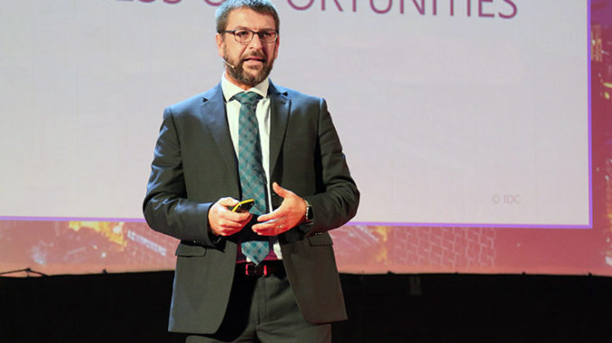 La spesa connessa al cloud continua a crescere, le analisi di IDC