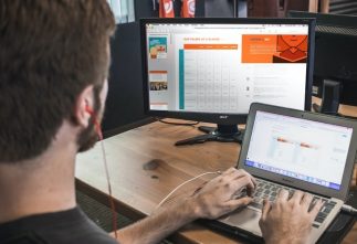Un ragazzo fa e-commerce dal suo pc durante il periodo di lockdown