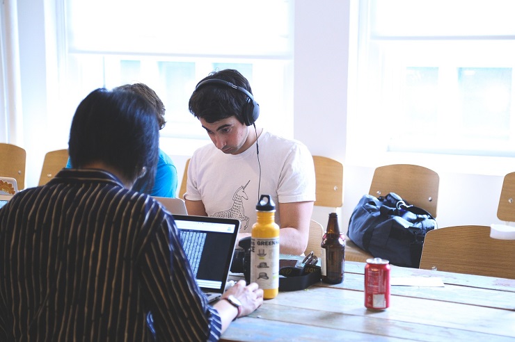 Studenti solidarietà computer informatica TuttiConnessi