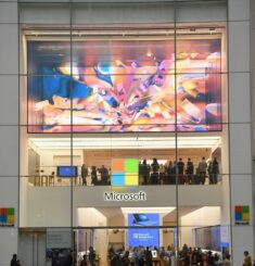 Microsoft cambia linea e chiude tutti gli store fisici