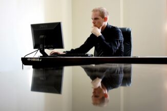 Quattro giorni di lavoro, Flash Battery e il ruolo del vero capo