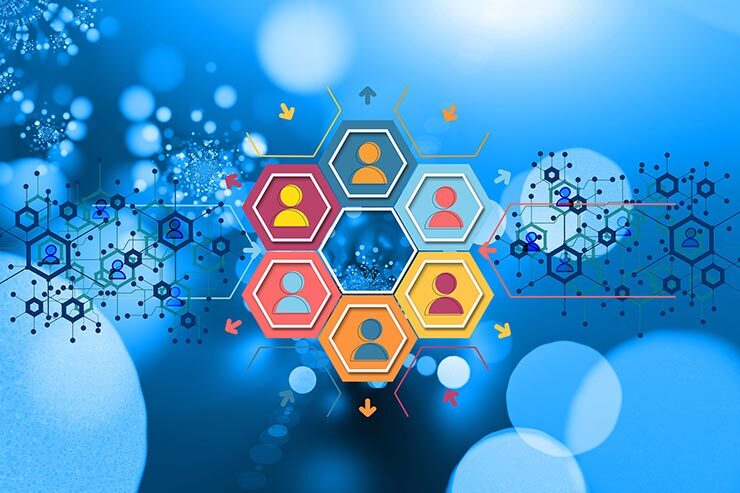 Rete di professionisti interconnessi in esagoni colorati su sfondo blu tecnologico, rappresenta collaborazione e integrazione di sistemi aziendali